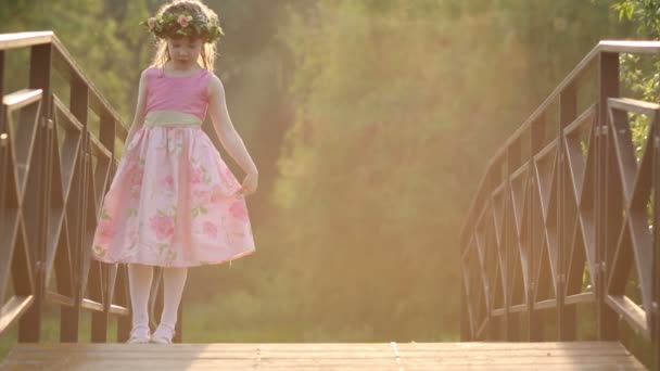 粉红色裙子的小女孩 — 图库视频影像