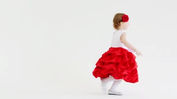 Pequena menina bonita em vestido bonito — Vídeo de Stock