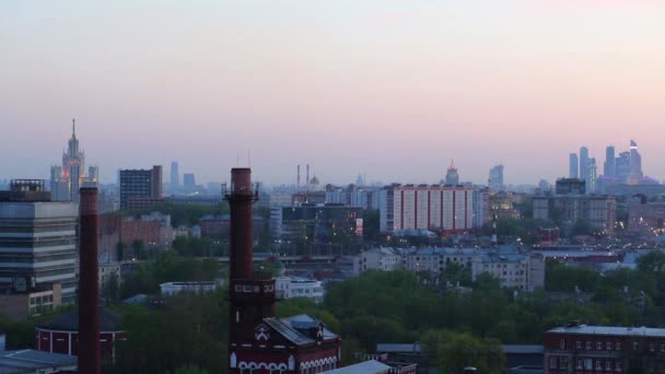 Vista di Mosca con i tubi delle piante — Video Stock