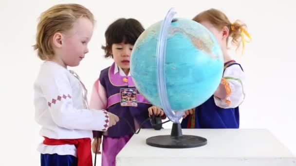 Meninos e menina em trajes populares — Vídeo de Stock