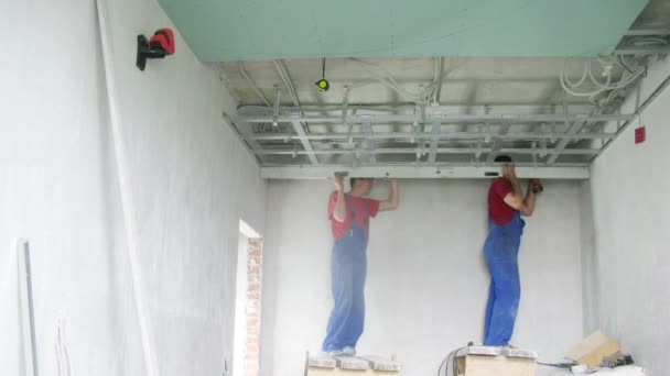 İki işçi tavana asma aparatı monte — Stok video