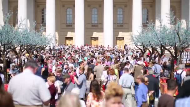 Menigte in de buurt van Bolshoi theater in Moskou — Stockvideo