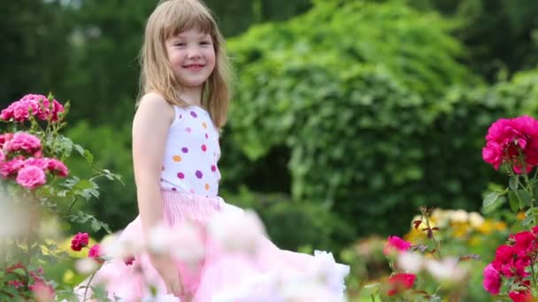 Šťastná holčička v bujné sukně — Stock video