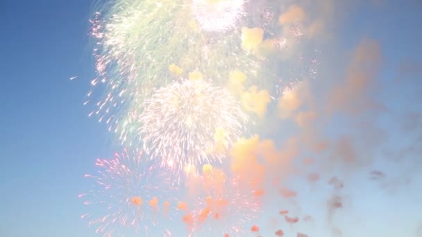 Много красивых фейерверков на голубом небе — стоковое видео