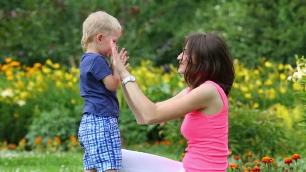 Anne ve küçük oğlu oynamak — Stok video