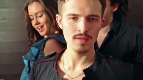 Mustached homme en veste danse — Video