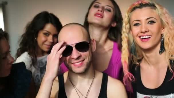 Man met mooie meisjes achter hem — Stockvideo