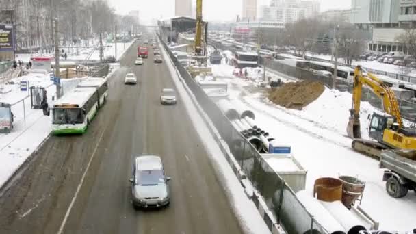 Lalu lintas di dekat rekonstruksi jalan — Stok Video