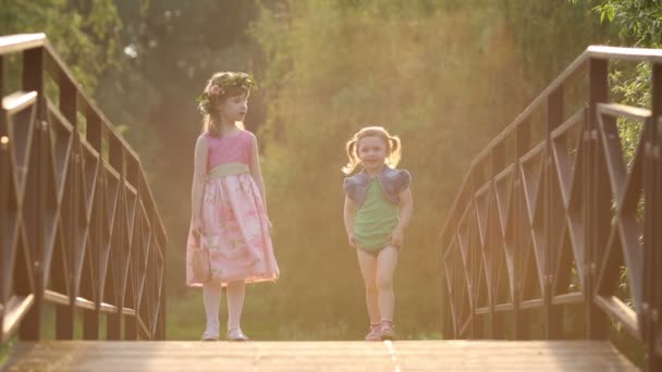 Menina ensina dança com outra menina — Vídeo de Stock