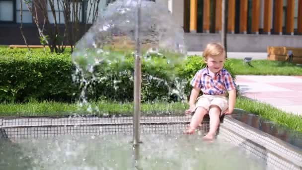 小男孩正走在喷泉的脚 — 图库视频影像