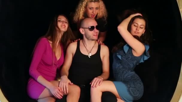 Uomo in occhiali da sole con belle ragazze — Video Stock