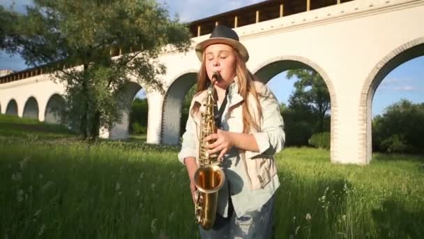 Fille joue saxophone — Video