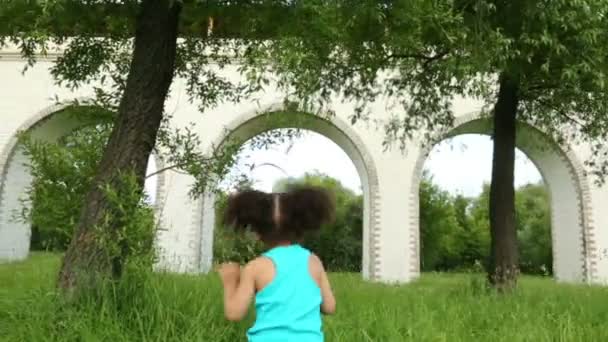 Girl runs and plays with racket — Stock Video