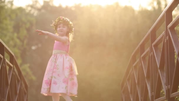 Pequena menina bonita no vestido — Vídeo de Stock