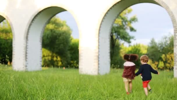 Kinder rennen auf Gras — Stockvideo