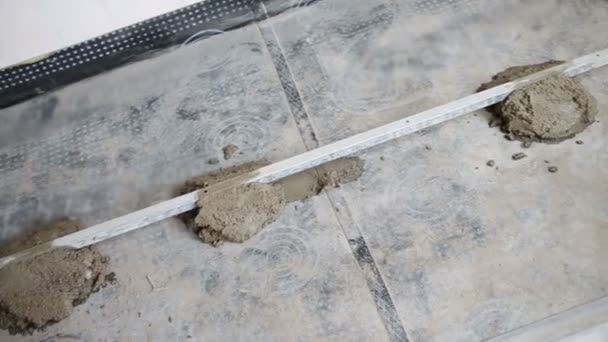 注ぐ床を作るための金属の下敷き — ストック動画