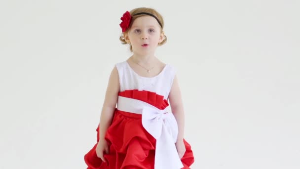 Kleines hübsches Mädchen in schönem Kleid — Stockvideo