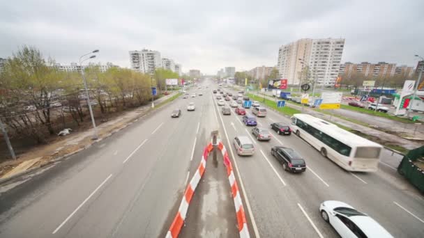 Carros na estrada Schelkovskoe — Vídeo de Stock