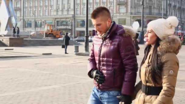 Couple hold hands and walk — Stock Video