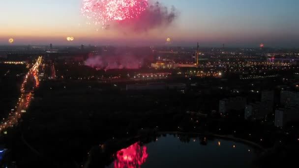 Focuri de artificii flash-uri și scântei deasupra orașului — Videoclip de stoc