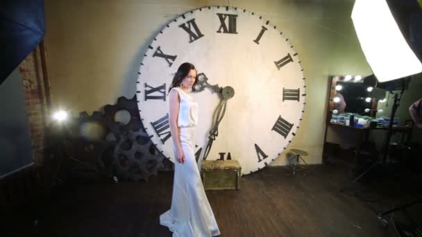 Eugeniya Vershanskaya caminar cerca del reloj — Vídeos de Stock