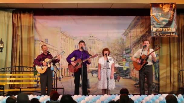 Kvarteto zpívá na Bulat Song Festival Kolontaevo — Stock video