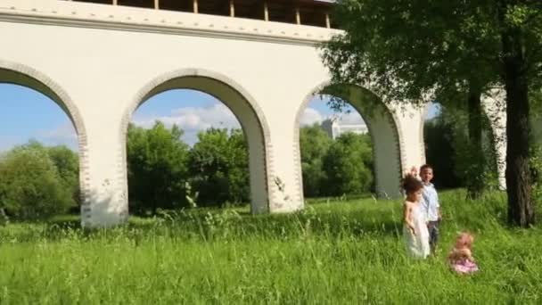 Garçon avec jouet pistolet et fille — Video