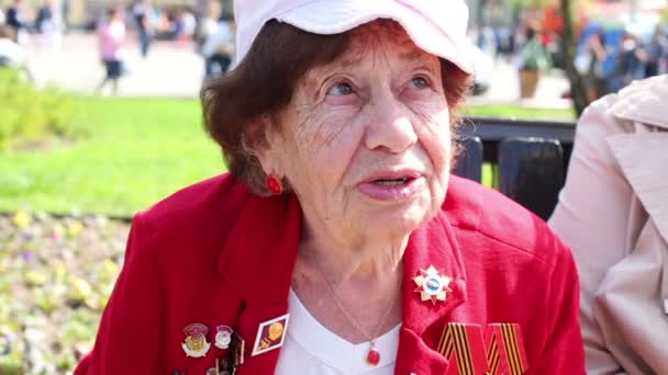 古いベテラン女性にインタビュー — ストック動画