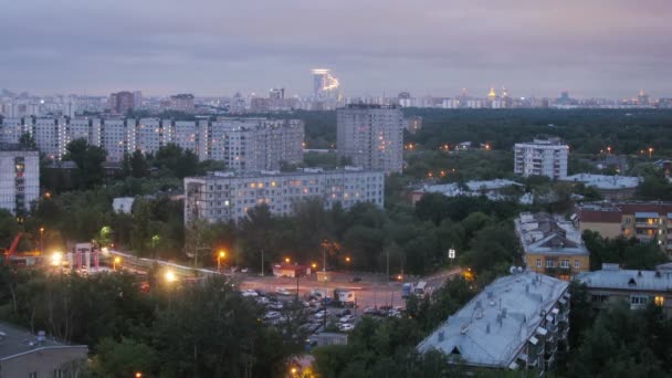 Wieczorny krajobraz miasta — Wideo stockowe