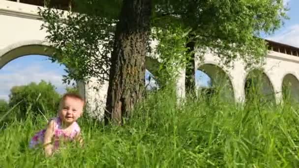 Petit bébé heureux mignon est assis — Video