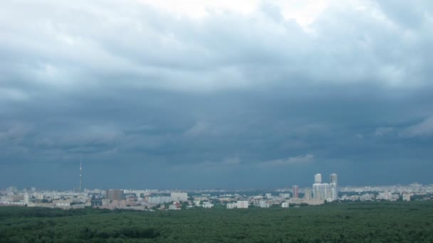 Las nubes de tormenta se mueven rápido — Vídeo de stock