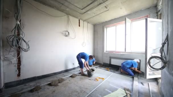Tres trabajadores preparan aislamiento acústico — Vídeo de stock