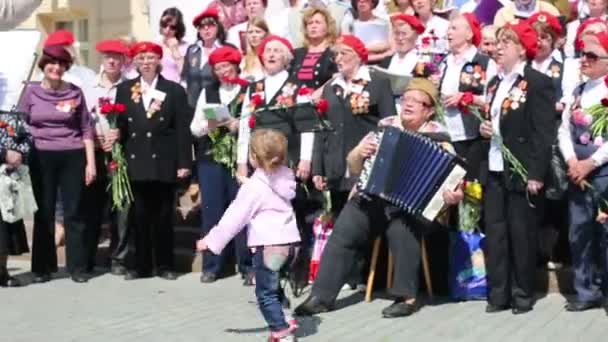 Veterans sing near Bolshoi theater — Stock Video