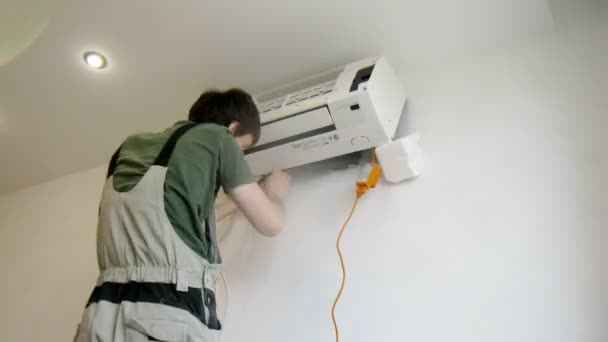 Werknemer installeert airconditioner — Stockvideo