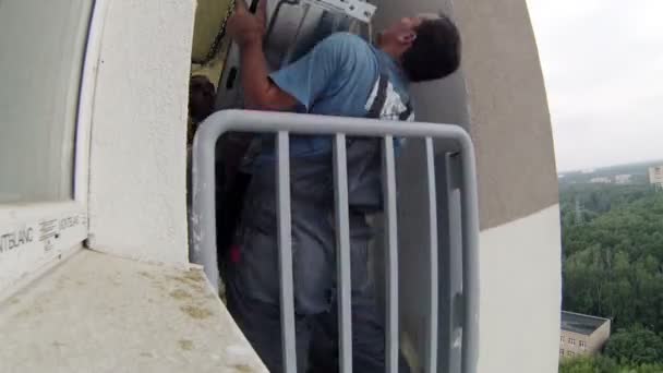 Três trabalhadores instalar ar condicionado — Vídeo de Stock