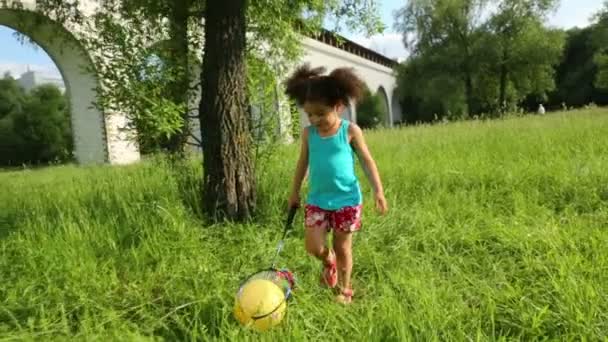 Niña juega con raqueta — Vídeos de Stock