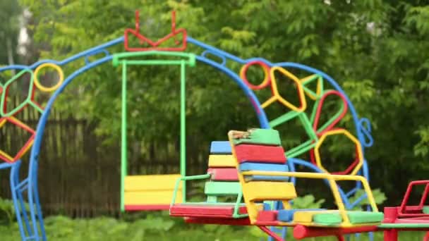 Vrouw met wilde bloemen over carrousel draait — Stockvideo