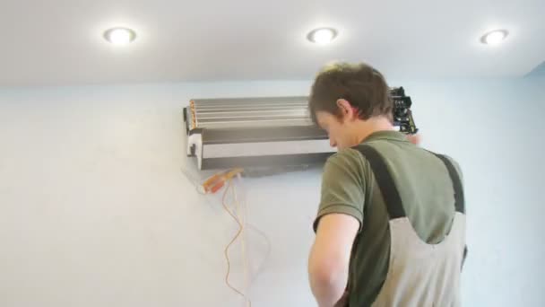 Werknemer installeert pomp in airconditioning — Stockvideo