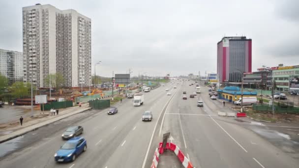 Auto's gaan op Schelkovskoe snelweg — Stockvideo