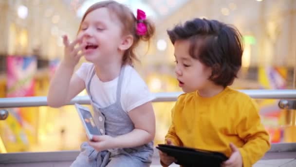 Маленькая девочка с мобильным телефоном — стоковое видео