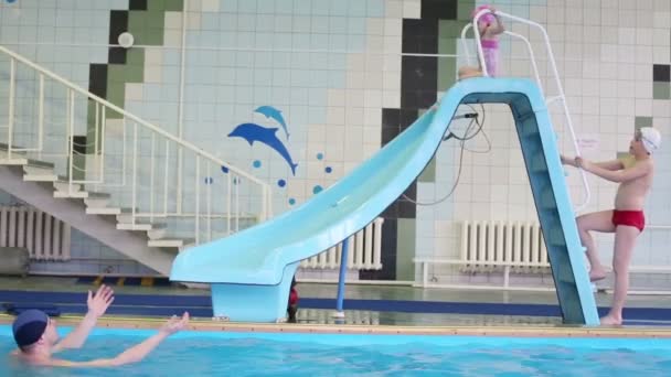 快乐的小女孩在游泳池 — 图库视频影像