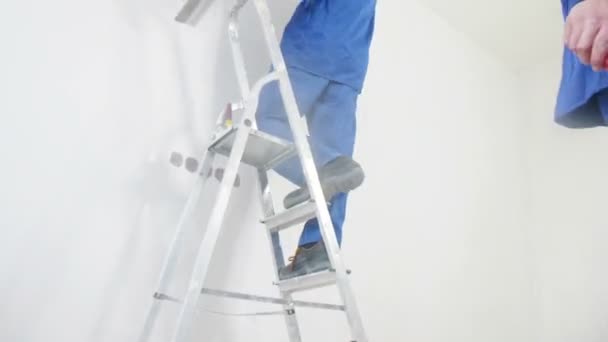 Рабочие наносили гипс на стены — стоковое видео