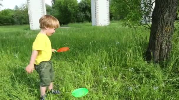 Pequeño chico sopla burbujas — Vídeo de stock