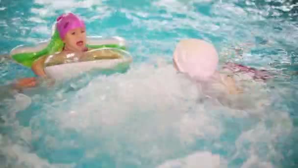 Pojke, flicka och far simmar — Stockvideo
