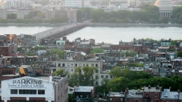 Edificios urbanos y puente — Vídeos de Stock