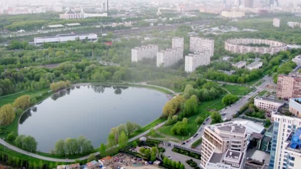 Cityscape Moskova'da gölet çevresinde evleriyle — Stok video