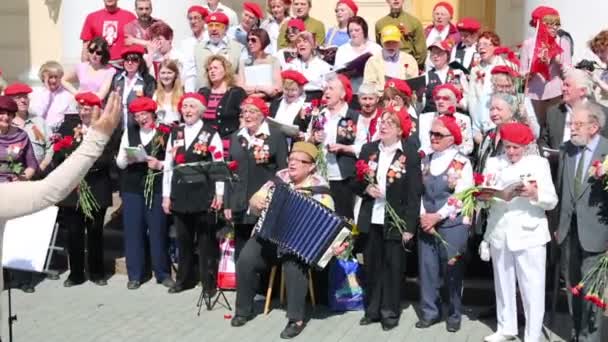 Veteranos cantan cerca del teatro Bolshoi — Vídeos de Stock