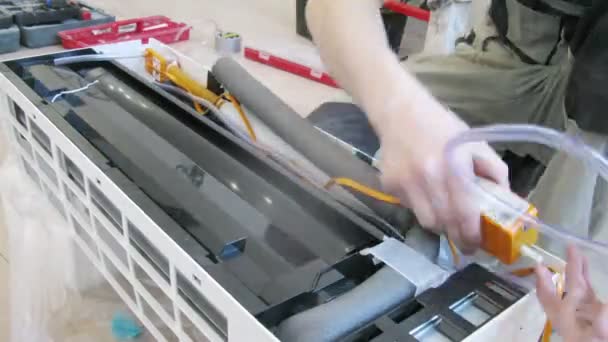 Pracownik montuje klimatyzacja — Wideo stockowe