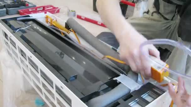 Worker assembles air conditioning — Stock Video