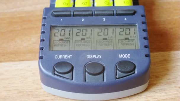 Las baterías se cargan en un dispositivo especial . — Vídeo de stock